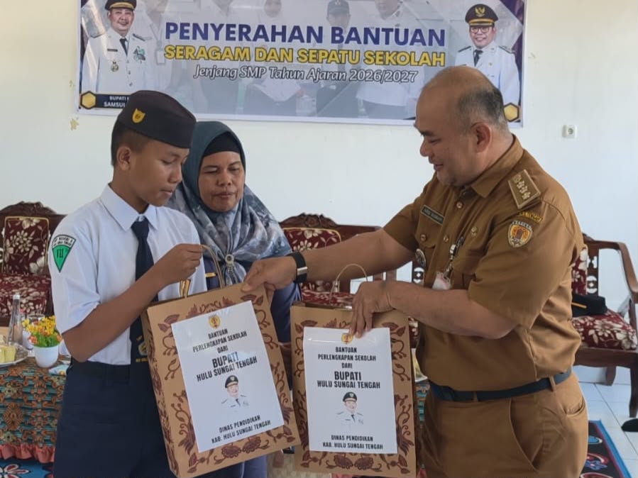 Hemat Rp500 Ribu, Ribuan Siswa Baru SMP di HST Terima Seragam dan Sepatu Gratis dari Pemkab HST