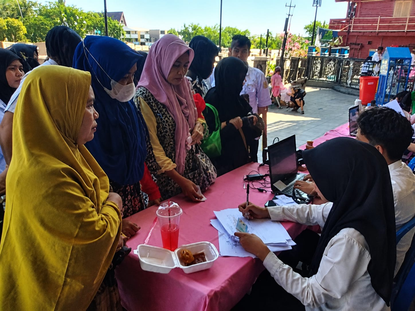 Bazar Hari Jadi ke-500 Tahun Kota Banjarmasin, Seribu Paket Sembako Murah Ludes Dibeli Warga