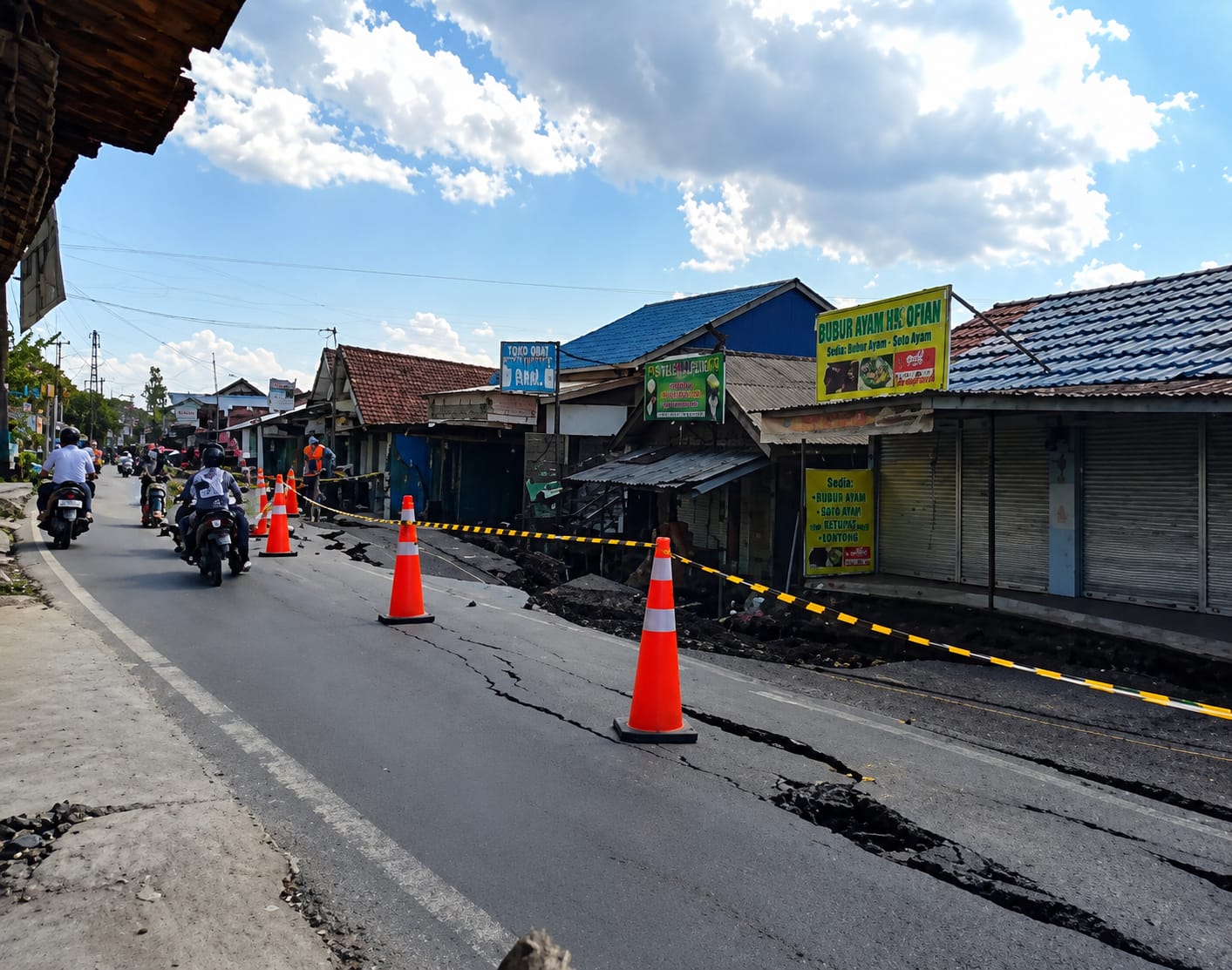 Delapan Kios Warga Tutup dan Jalan Masih Macet Akibat Amblasnya Jalan Veteran Km 5,5 Banjarmasin