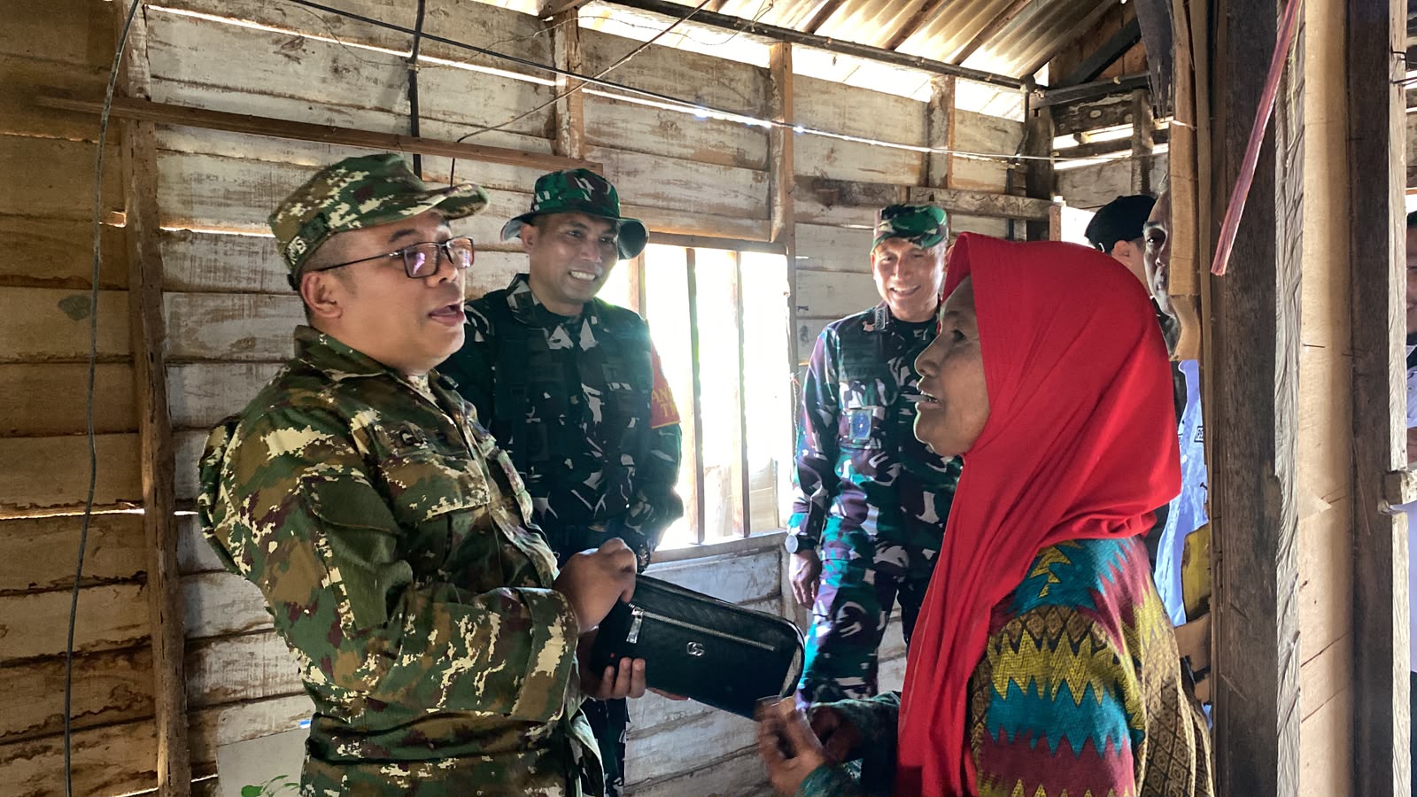 Puluhan Tahun Tinggal di Rumah Lapuk, Nenek Dana Akhirnya Bisa Berharap Punya Hunian Layak Lewat TMMD HST