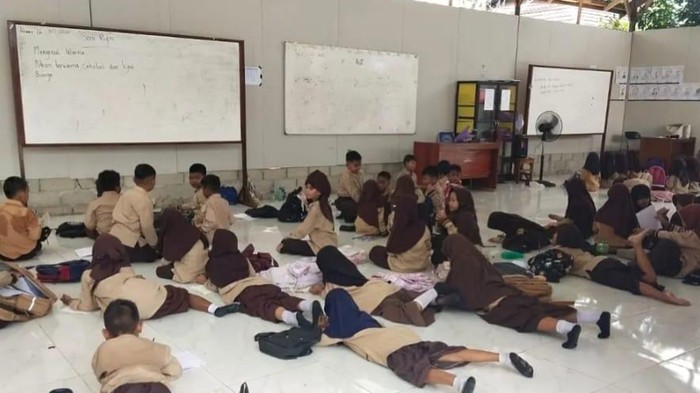 Kekurangan Fasilitas, Murid SDN 1 Batu Belaman Kobar Kalteng Belajar di Ruang Sementara Sambil Lesehan