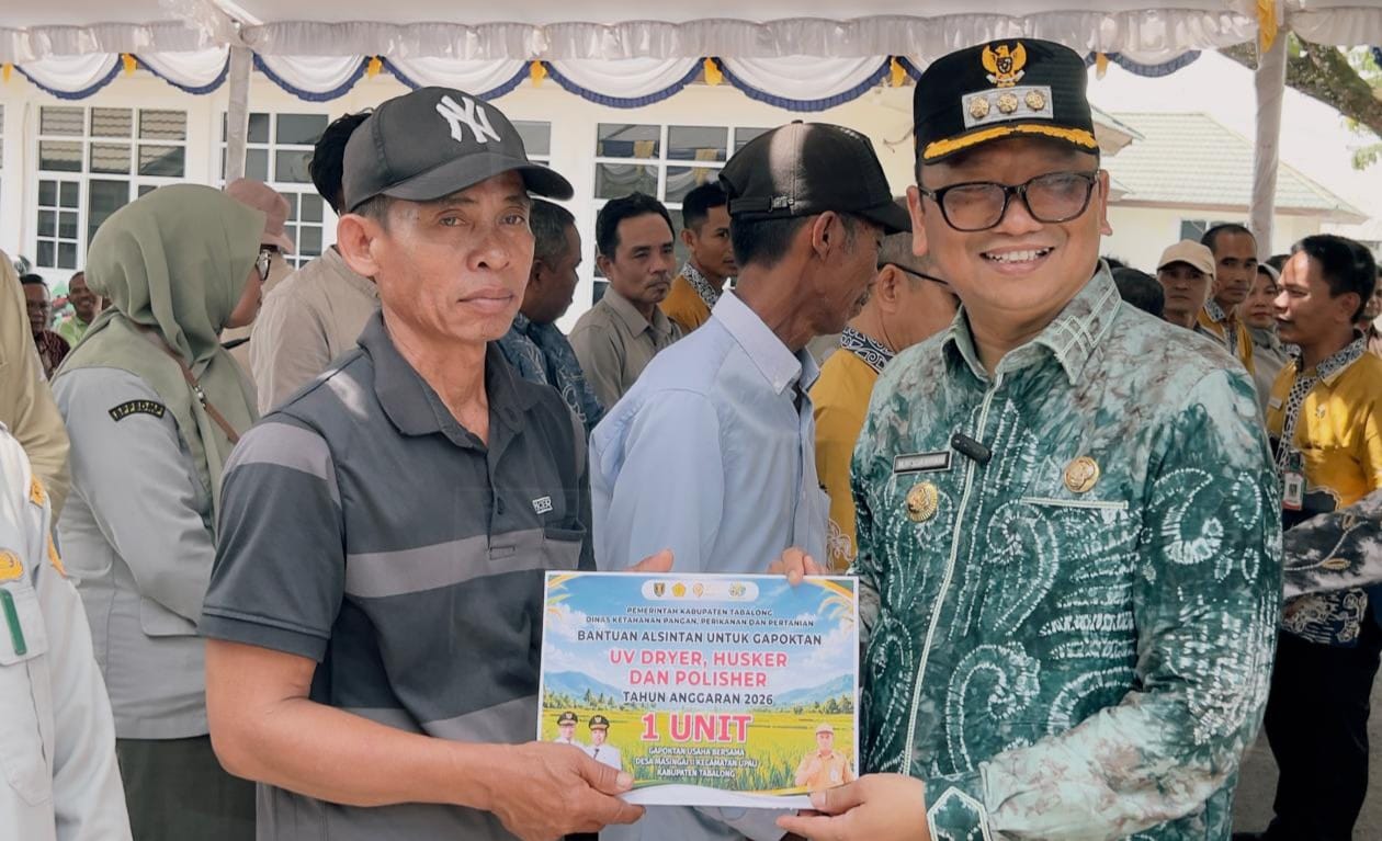Tegaskan Komitmen Tingkatkan Kesejahteraan Petani, Bupati Tabalong Serahkan Puluhan Alsintan dan Benih