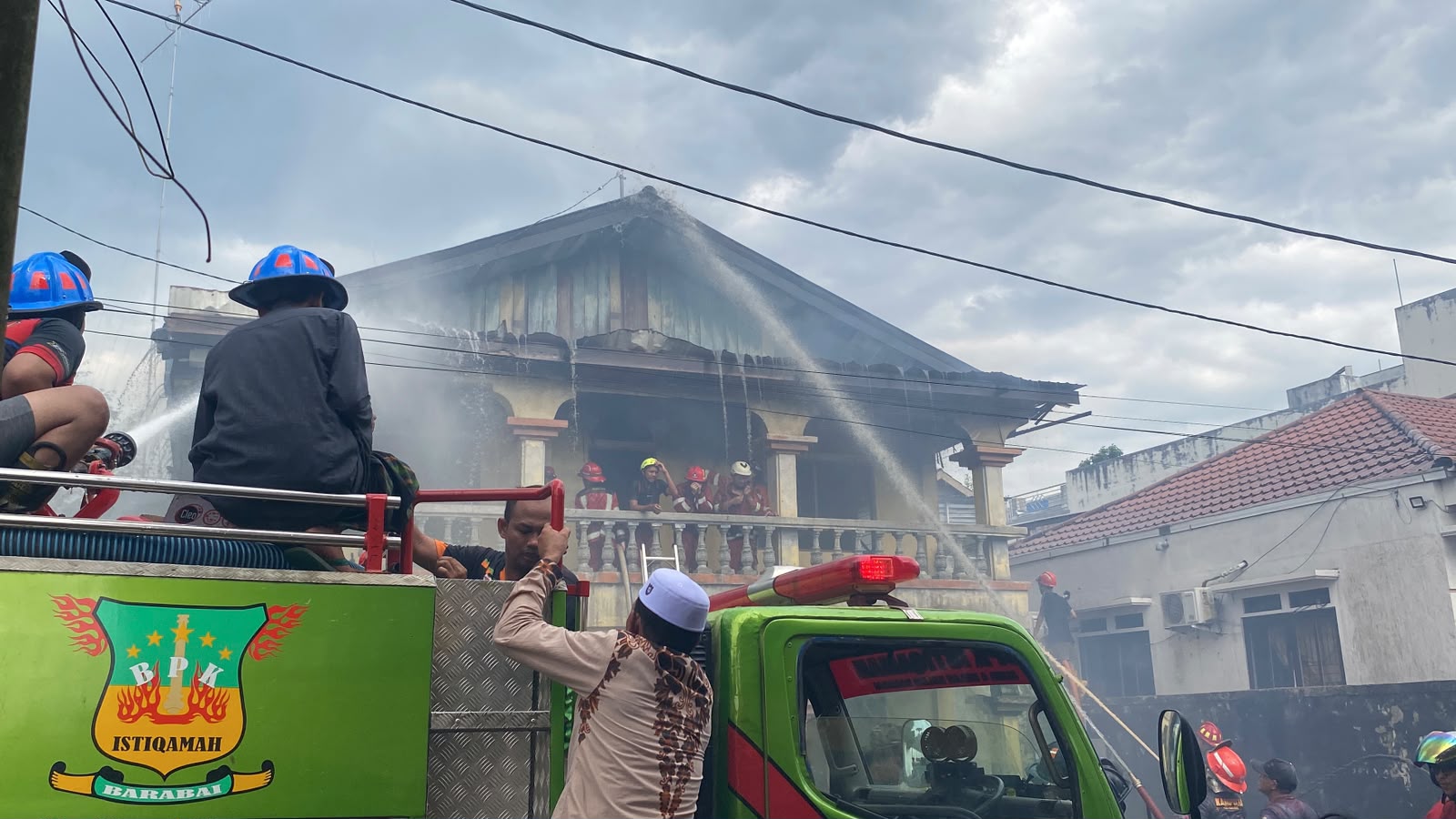 Perjuangan Relawan Padamkan Kebakaran Hotel Bandung Barabai HST, Dua Relawan Sesak Napas Akibat Asap Tebal