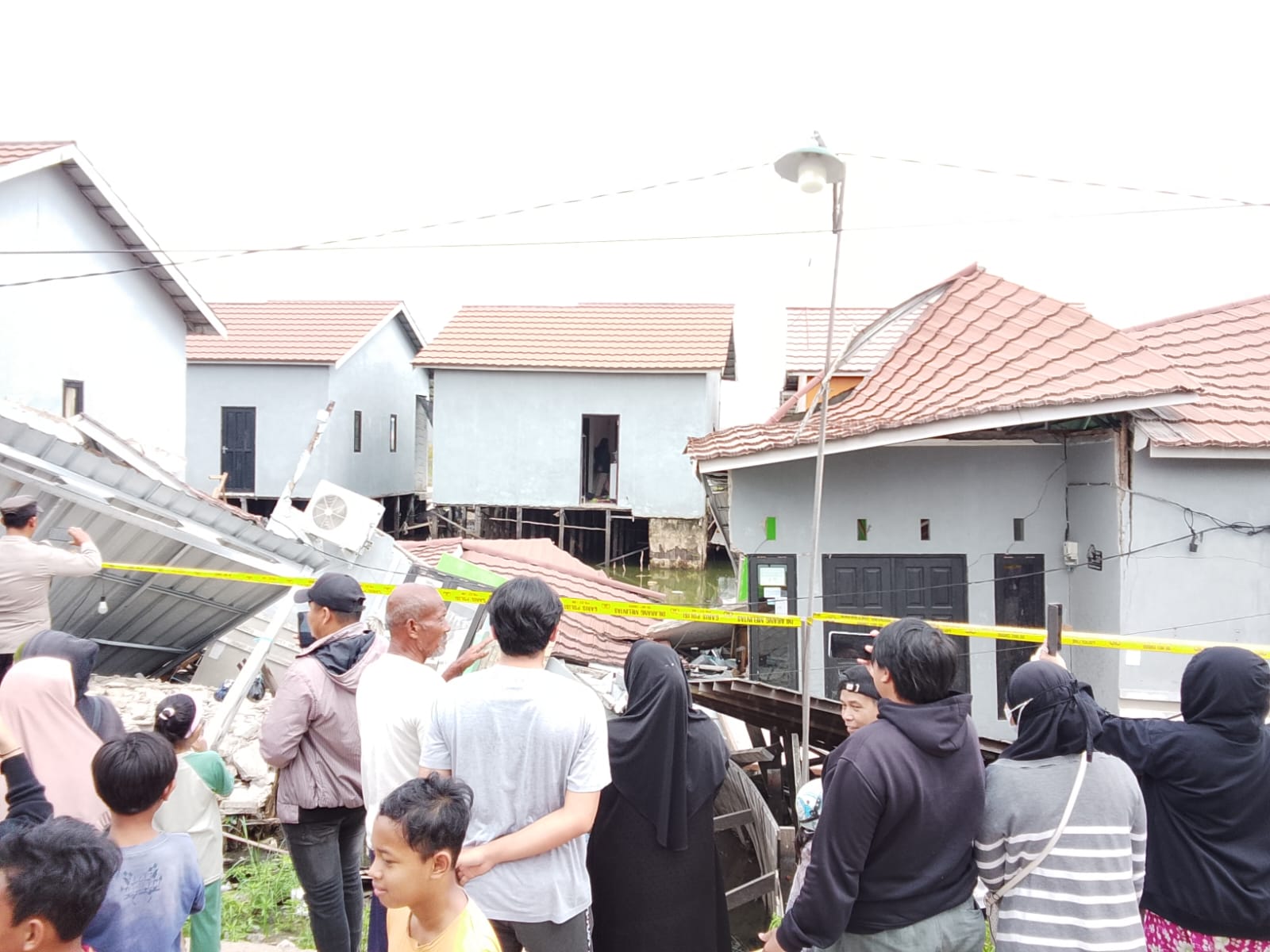Sejumlah Rumah di Tembikar Kanan Kabupaten Banjar Roboh, Penghuni Terjebak di Balik Reruntuhan