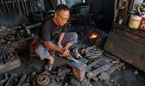 Yadi Tengah membuat pisau di bengkelnya