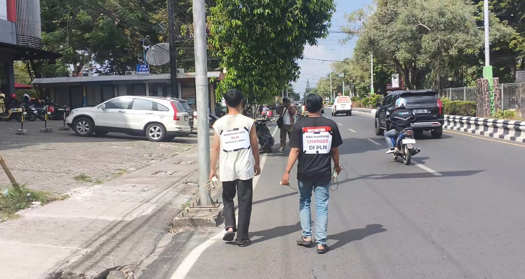 Aksi Simbolik Protes PLN, Dua Pemuda Susuri Jalan A Yani hingga Panglima Batur Banjarbaru
