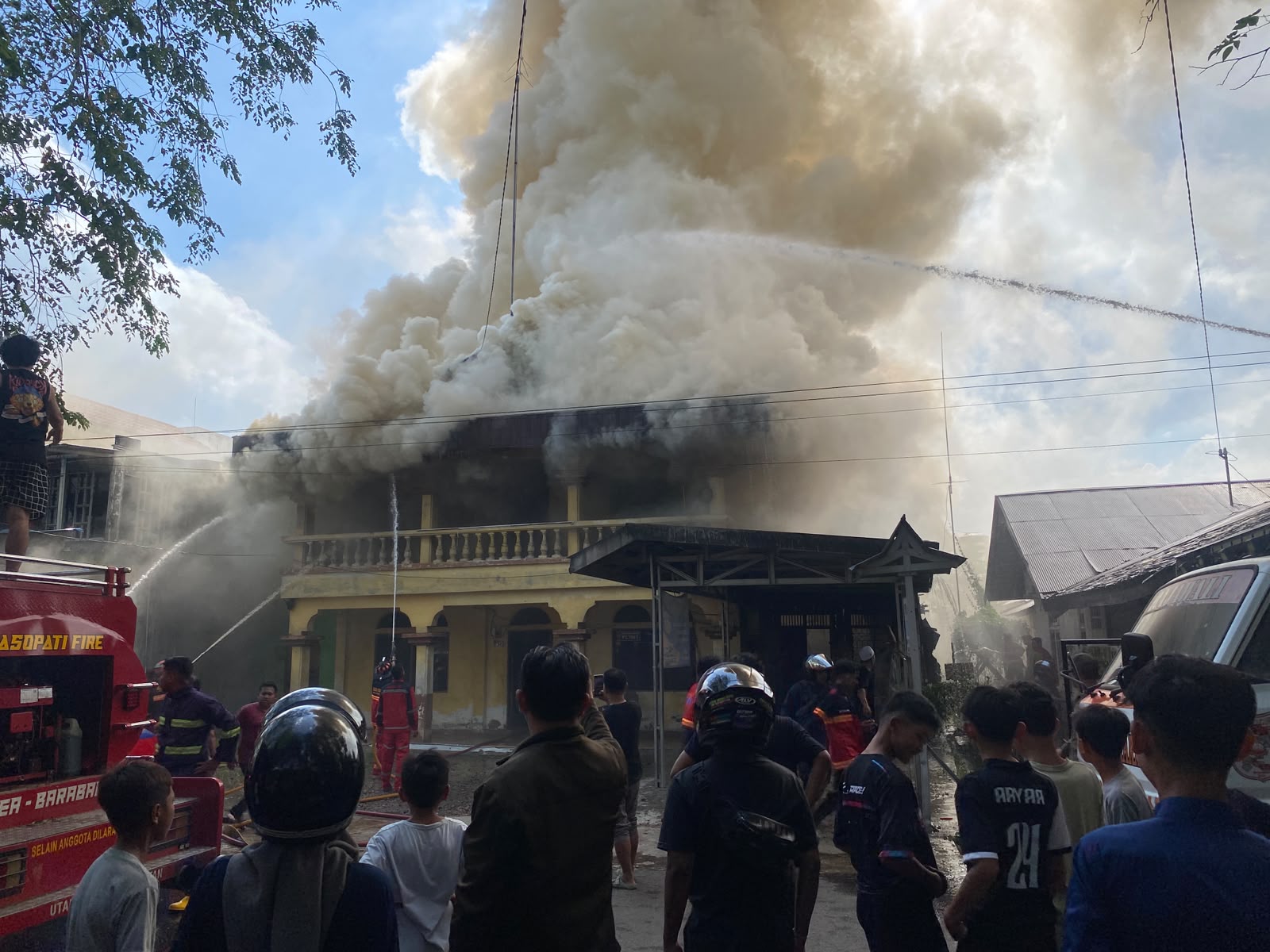 BREAKING NEWS: Kebakaran di Hotel Bandung Barabai, Petugas Cegah Api Menjalar ke Sekretariat KONI HST