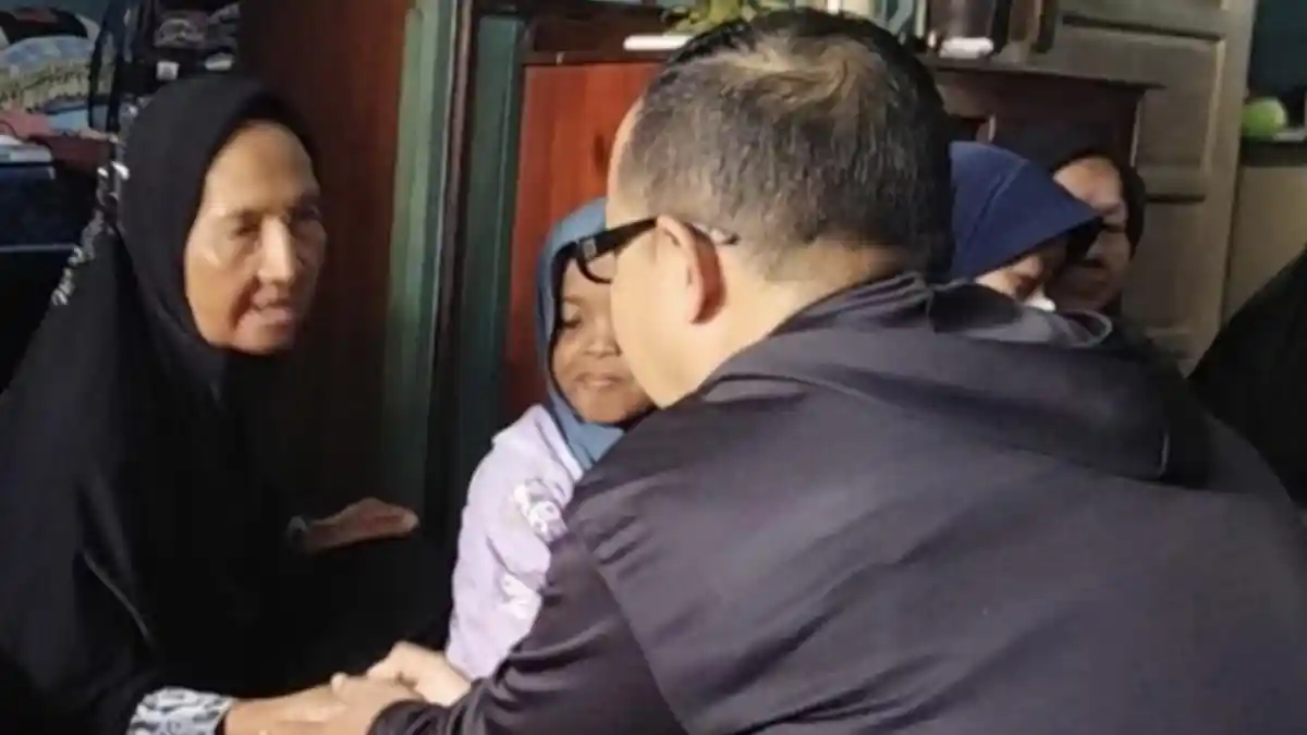 Kisah Pilu Dewi Fitriani Disambar "Mobil Besar" Saat Menyapu Jalan, Tinggalkan Anak Peraih Beasiswa