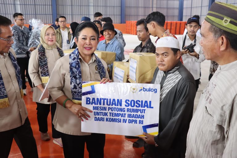 Titiek Soeharto Resmikan Gudang Perum Bulog di Landasan Ulin Banjarbaru