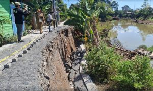 jalan ambles jalan di Desa Pingaran Ilir, Kecamatan Astambul,