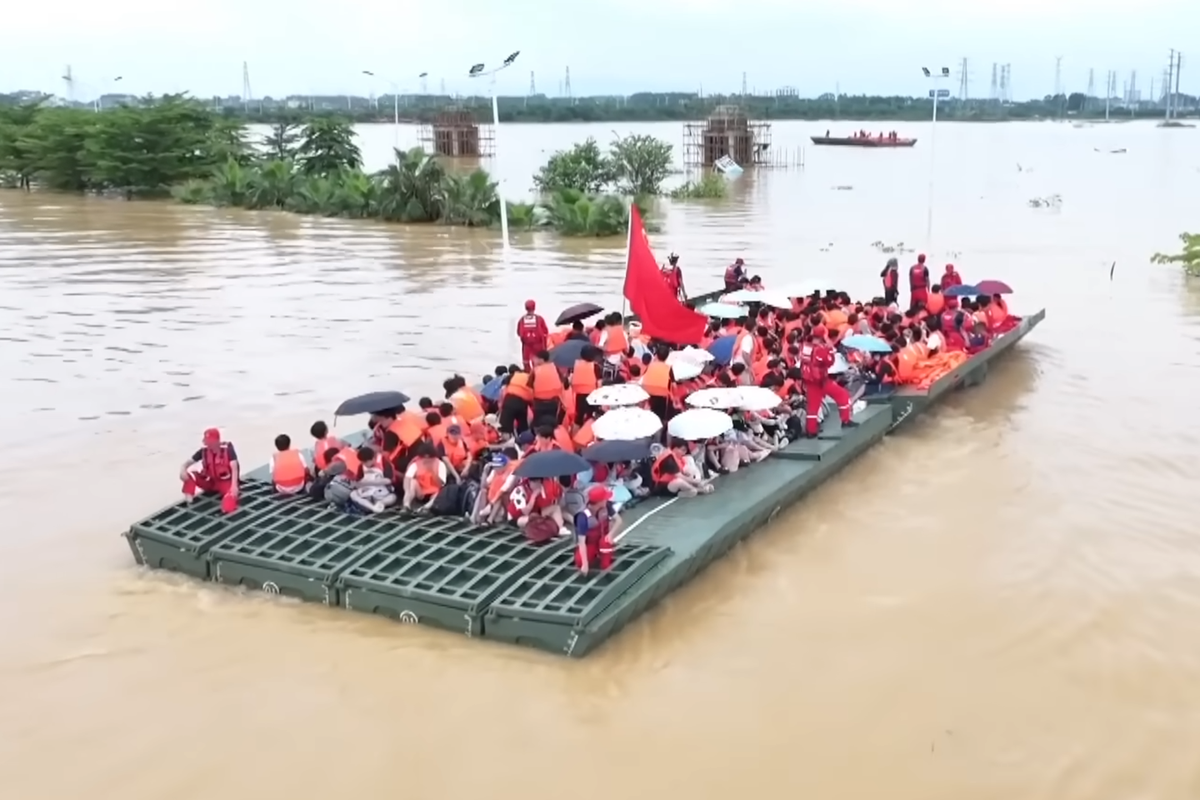 Teknologi China Viral Saat Evakuasi Banjir, Drone Jadi Helikopter Hingga Jembatan Jadi Kapal
